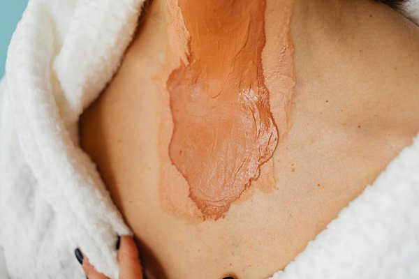 Comment marier des vestes en cuir avec des robes pour un look rock chic?