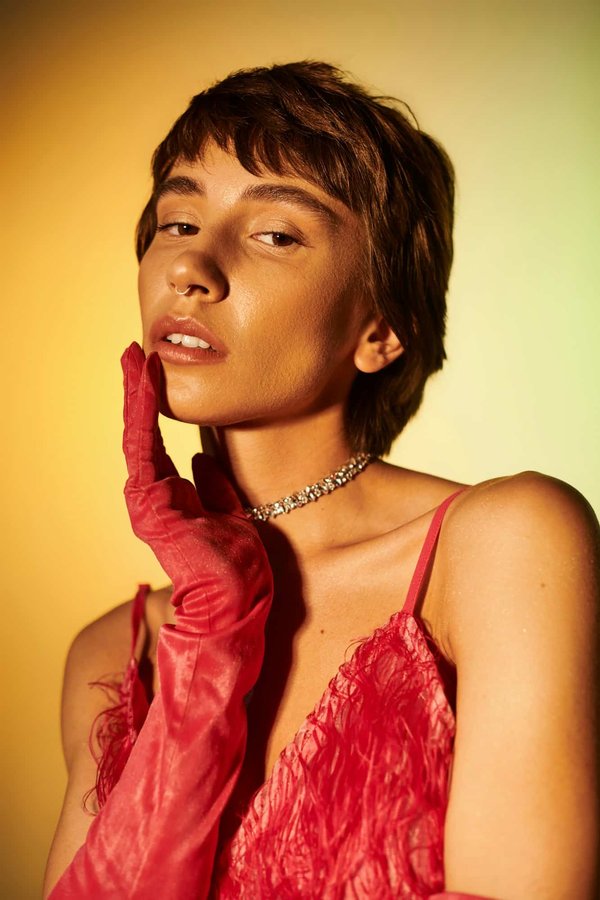 Quelles techniques pour porter des jupes crayon avec des chaussures plates sans paraître trop décontractée?