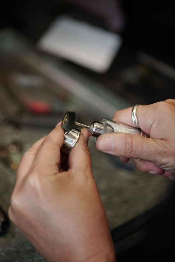 Produits nettoyant pour bijoux en acier : brillance retrouvée