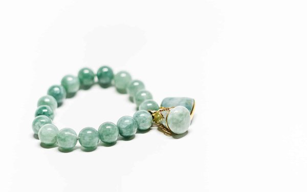 Bijoux en pierre de lave : élégance et spiritualité réunies